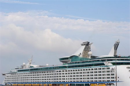 simsearch:400-04793526,k - passenger cruise ship on dock side Stock Photo - Budget Royalty-Free & Subscription, Code: 400-04959027