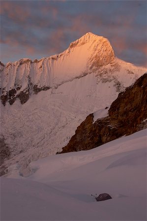 simsearch:400-05271081,k - Nevada Huandoy at sunrise with a lone tent in foreground, Cordillera Blanca, Peru. Photographie de stock - Aubaine LD & Abonnement, Code: 400-04987120