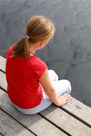 preteen girl feet - Young girl dipping feet in the lake from the edge of a wooden boat dock Foto de stock - Super Valor sin royalties y Suscripción, Código: 400-04981130