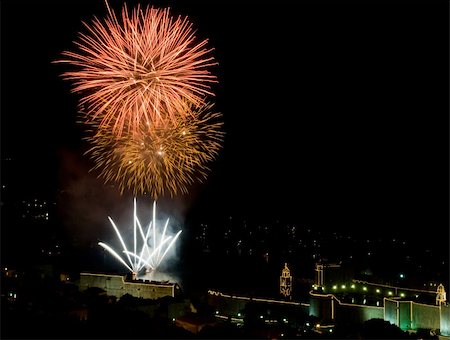simsearch:400-04573554,k - Opening of the Dubrovnik summer festival with big firework. Lot of small and big boats around the city. Stock Photo - Budget Royalty-Free & Subscription, Code: 400-04983044