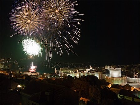 simsearch:400-04573554,k - Opening of the Dubrovnik summer festival with big firework. Lot of small and big boats around the city. Stock Photo - Budget Royalty-Free & Subscription, Code: 400-04983043