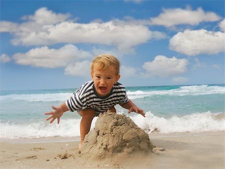 simsearch:400-04423521,k - baby boy playing with sand on beach Photographie de stock - Aubaine LD & Abonnement, Code: 400-04994228