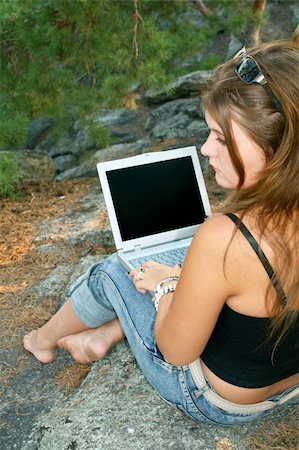 simsearch:400-04559945,k - Female hiker taking a break at the edge of a cliff to check her email on her laptop. Photographie de stock - Aubaine LD & Abonnement, Code: 400-04995983