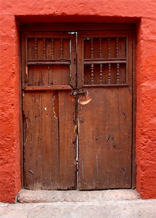 simsearch:400-06065362,k - detail of red wall and wood door Photographie de stock - Aubaine LD & Abonnement, Code: 400-04999342