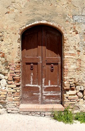 simsearch:400-07257534,k - Antique door in brick wall, Italy Stock Photo - Budget Royalty-Free & Subscription, Code: 400-04990381