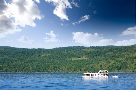 A luxury house boat on a lake in the summer Stock Photo - Budget Royalty-Free & Subscription, Code: 400-04991038
