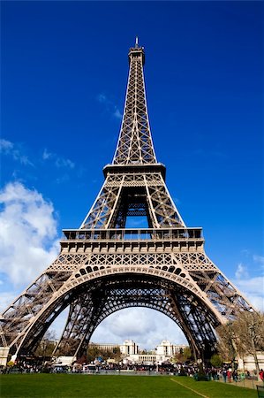 simsearch:400-08403714,k - Classical beautiful view of The Eiffel Tower in Paris on a sunny day Stock Photo - Budget Royalty-Free & Subscription, Code: 400-05009774