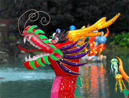 Portrait d'un Dragon chinois éclairé sur un lac Photographie de stock - Aubaine LD & Abonnement, Code: 400-05013498