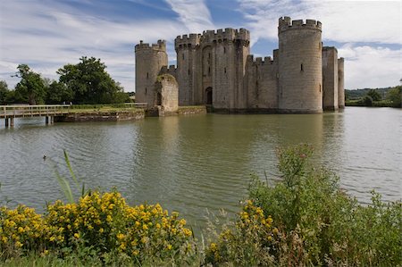 Bodiam Castle and moat Stock Photo - Budget Royalty-Free & Subscription, Code: 400-05026480