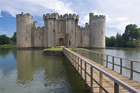 Bodiam Castle and moat Stock Photo - Budget Royalty-Free & Subscription, Code: 400-05026482
