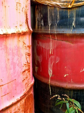 Old oil drums with streaks reminding you of what they once contained Photographie de stock - Aubaine LD & Abonnement, Code: 400-05045012