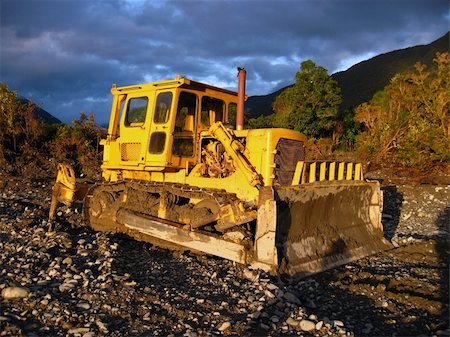 simsearch:400-04274028,k - Yellow bulldozer on a sunny day Stock Photo - Budget Royalty-Free & Subscription, Code: 400-05043677