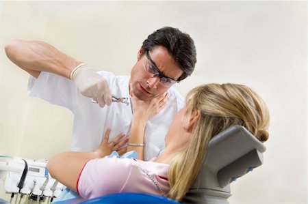 crazy dentist holding forceps and scared patient Foto de stock - Super Valor sin royalties y Suscripción, Código: 400-05054946