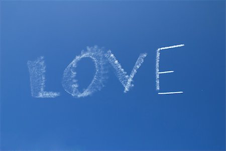 summer text message - Skywriting the word Love on a clear day Foto de stock - Super Valor sin royalties y Suscripción, Código: 400-05056873
