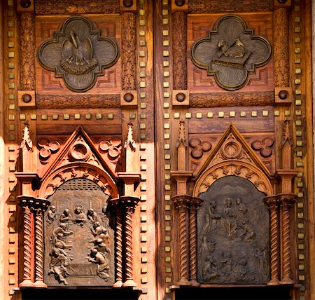 Wooden Church Doors with Metal Religious and Mexican Symbols and Decorations, Temple Expiatorio, Temple of Atonement, Guadalajara, Mexico Stock Photo - Budget Royalty-Free & Subscription, Code: 400-05050783