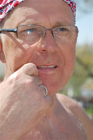 shirtless senior man wearing glasses and kerchief on his head outdoors Photographie de stock - Aubaine LD & Abonnement, Code: 400-05061667