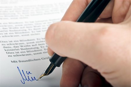 signing autograph - Signing a letter with a fountain pen Photographie de stock - Aubaine LD & Abonnement, Code: 400-05063405