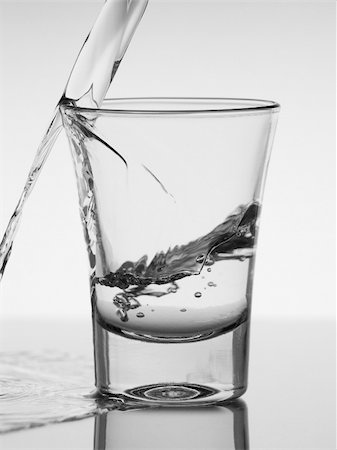 Pouring a shot of vodka. A conceptual image about the risk of  drinking excessively. Photographie de stock - Aubaine LD & Abonnement, Code: 400-05074342