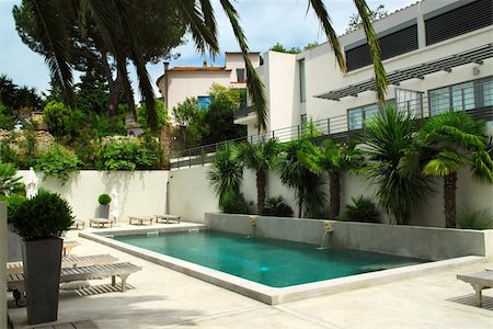 french riviera - Swimming pool of mediterranean villa in French Riviera Foto de stock - Super Valor sin royalties y Suscripción, Código: 400-05072382