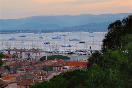 french riviera - View on St. Tropez harbor in French Riviera at sunset Foto de stock - Super Valor sin royalties y Suscripción, Código: 400-05072383