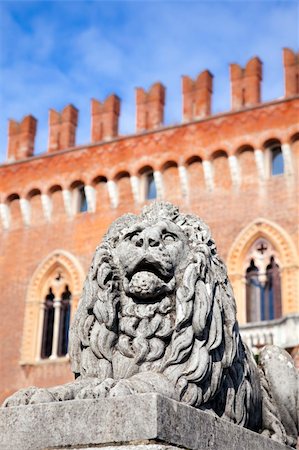 simsearch:400-08792993,k - ancient lion statue at Castle of Carimate, Italy Foto de stock - Super Valor sin royalties y Suscripción, Código: 400-05085460