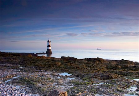 simsearch:400-07405238,k - A small lighthouse ensures a safe passage through the waters off the west coast of the UK. Foto de stock - Super Valor sin royalties y Suscripción, Código: 400-05089517