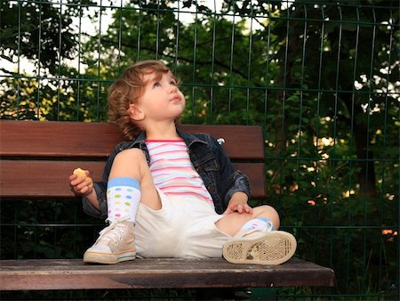 dreaming about eating - The child is looking up to the sky, sitting on the bench. Stock Photo - Budget Royalty-Free & Subscription, Code: 400-05080463