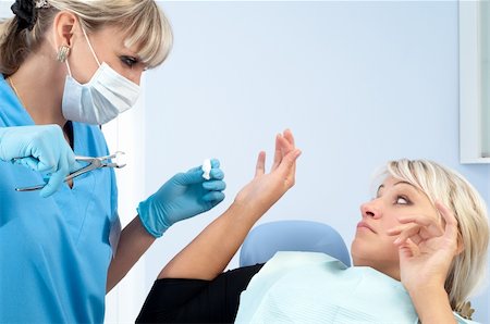 dentist at work, going to extract the tooth using forceps Foto de stock - Super Valor sin royalties y Suscripción, Código: 400-05094645