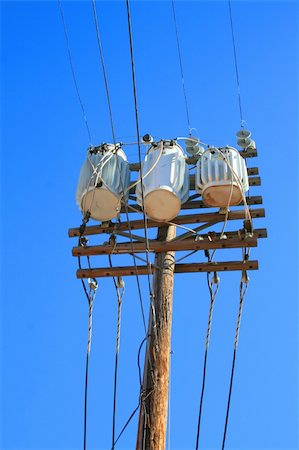 Close up of an electricity transformer over blue sky. Photographie de stock - Aubaine LD & Abonnement, Code: 400-05104374