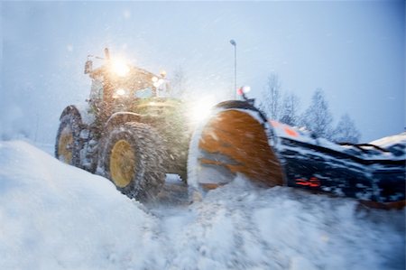 simsearch:400-07215754,k - A snow plow clearing a road in winter Foto de stock - Super Valor sin royalties y Suscripción, Código: 400-05106044