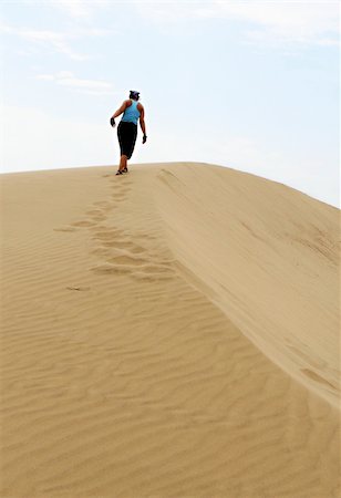 A woman stands atop sands dunes along the Peruvian coast Photographie de stock - Aubaine LD & Abonnement, Code: 400-05103211