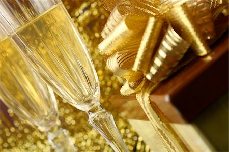 simsearch:400-05120066,k - holiday card - golden champagne and gift Photographie de stock - Aubaine LD & Abonnement, Code: 400-05117420