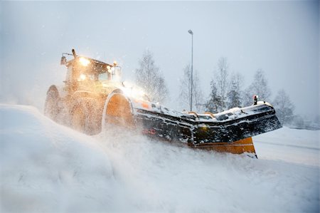 simsearch:400-07215754,k - A snow plow clearing a road in winter Foto de stock - Super Valor sin royalties y Suscripción, Código: 400-05119751
