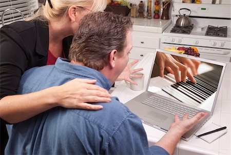 piano playing and singer - Couple In Kitchen Using Laptop with Piano Performer on the Screen. Photographie de stock - Aubaine LD & Abonnement, Code: 400-05129328