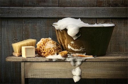 simsearch:400-07054392,k - Old wash tub with soap on rustic bench Photographie de stock - Aubaine LD & Abonnement, Code: 400-05120744