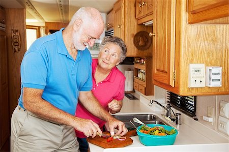 Senior woman thanking her husband for helping prepare dinner in their RV kitchen. Photographie de stock - Aubaine LD & Abonnement, Code: 400-05130657