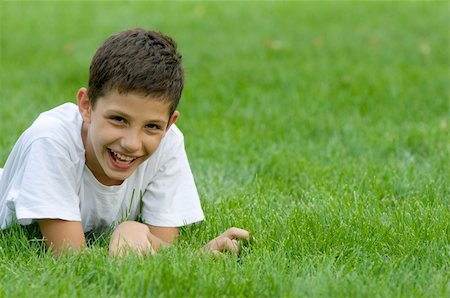 simsearch:400-04335148,k - a boy is smiling on the green grass Foto de stock - Super Valor sin royalties y Suscripción, Código: 400-05156977