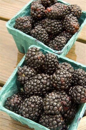 ripe blackberries in their carton ready for eating Photographie de stock - Aubaine LD & Abonnement, Code: 400-05160587