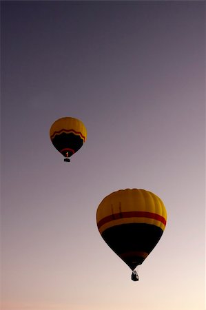 simsearch:400-06642893,k - Two Hot Air Balloons in the Morning Sky Foto de stock - Super Valor sin royalties y Suscripción, Código: 400-05162974