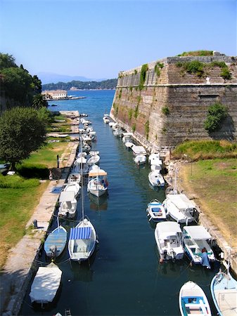 simsearch:400-04793526,k - Kerkyra harbour. Fishing boats in canal outside old fortress Stock Photo - Budget Royalty-Free & Subscription, Code: 400-05179432