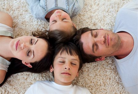simsearch:400-04654755,k - Family sleeping on the floor with heads together Foto de stock - Super Valor sin royalties y Suscripción, Código: 400-05186302