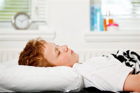 Boy sleeping on his back in bed Photographie de stock - Aubaine LD & Abonnement, Code: 400-05187139