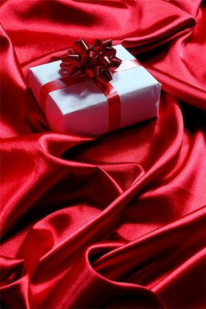 simsearch:400-04304378,k - gift box on red satin background Photographie de stock - Aubaine LD & Abonnement, Code: 400-05182405