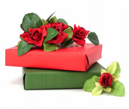 simsearch:400-04304378,k - Gift with floral decor. Flowers are artificial. Photographie de stock - Aubaine LD & Abonnement, Code: 400-05193446
