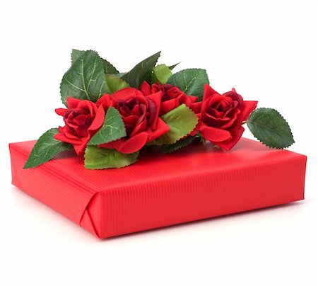 simsearch:400-04304378,k - Gift with floral decor. Flowers are artificial. Photographie de stock - Aubaine LD & Abonnement, Code: 400-05193442