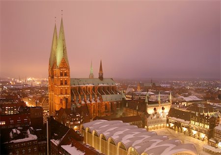 simsearch:400-06138816,k - Historic city center of Lübeck in Germany at night Photographie de stock - Aubaine LD & Abonnement, Code: 400-05209948