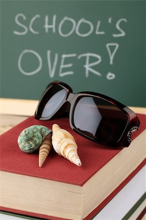 summer text message - Sea shells and sunglasses on a pile of books and a chalkboard in background with text: School is over Foto de stock - Super Valor sin royalties y Suscripción, Código: 400-05216834