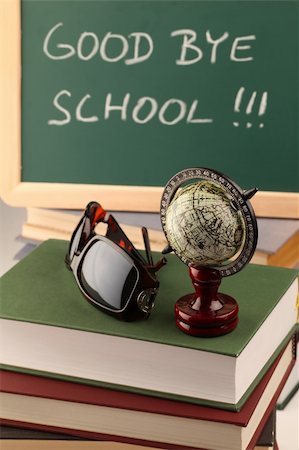 summer text message - Globe and sunglasses on a pile of books and a chalkboard in background with text: Good bye school Foto de stock - Super Valor sin royalties y Suscripción, Código: 400-05224312