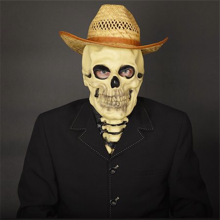 simsearch:400-04275576,k - Skeleton in a straw hat on a dark background Photographie de stock - Aubaine LD & Abonnement, Code: 400-05221626