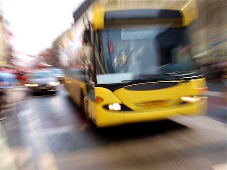 Color photo of a yellow bus on a city street Foto de stock - Super Valor sin royalties y Suscripción, Código: 400-05221881